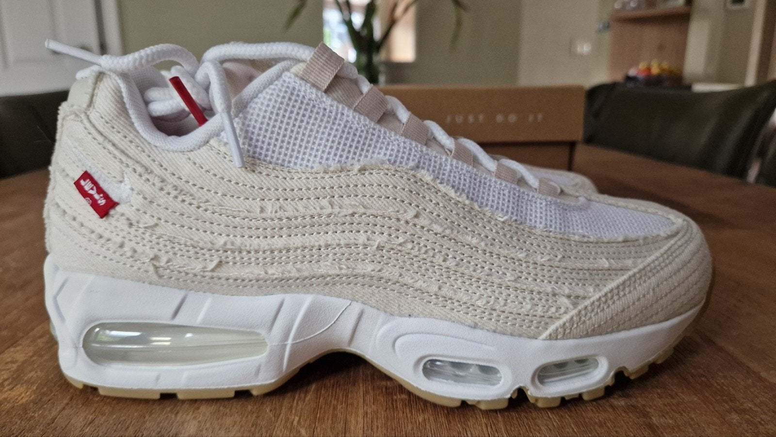 Levi x Nike Air Max 95 OG Light Orewood Brown EU42,5 Nieuw, Overige kleuren, Nieuw, Ophalen of Verzenden, Sneakers of Gympen