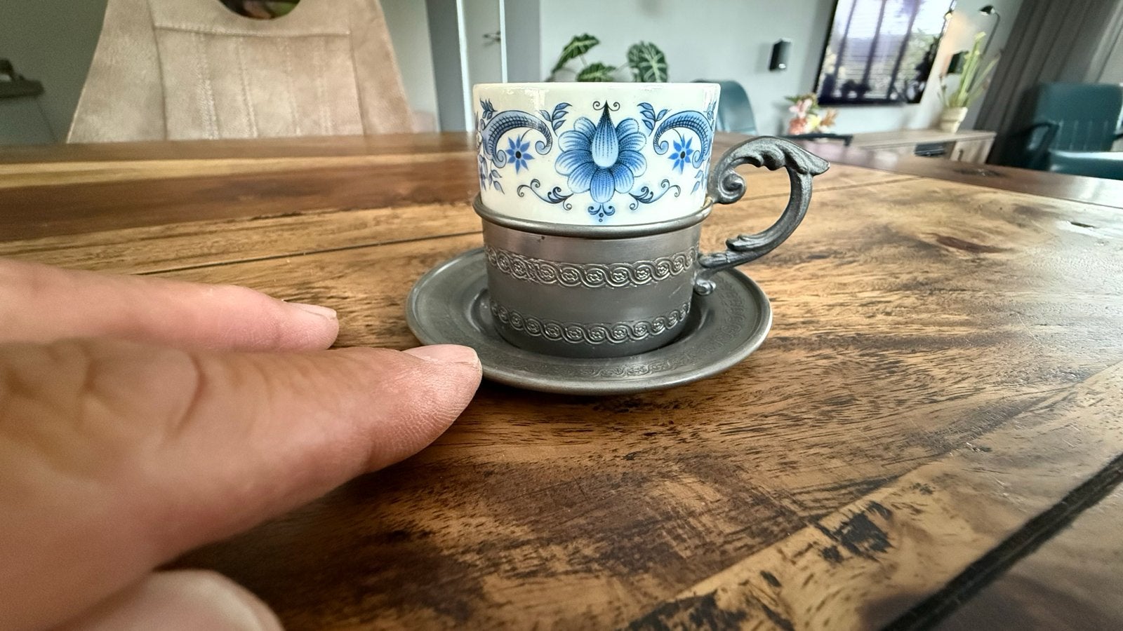 Antiek tinnen koffie/theekopje met Delfts blauw decor, Ophalen