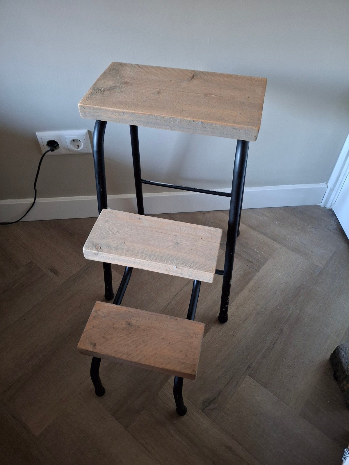 Zwart krukje/opstapje van hout en metaal, 61 cm hoog, Ophalen, Gebruikt, Hout