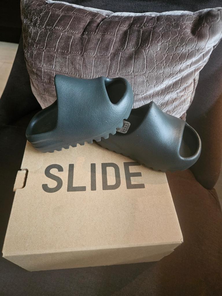 Yeezy slide maat 26 nieuw!!, Kinderen en Baby's, Ophalen of Verzenden, Nieuw, Schoenen
