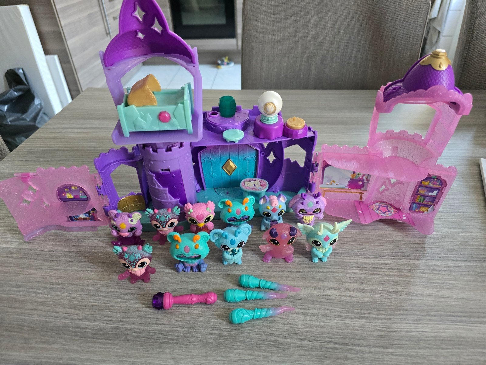 magic mixies kasteel + toebehoren + poppetjes, Ophalen, Zo goed als nieuw