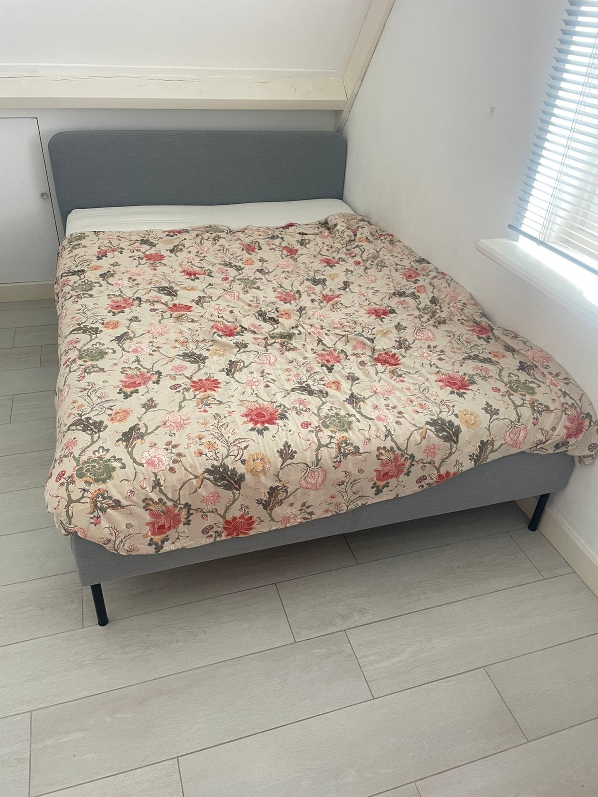 Bed Ikea slattum 140x200, Ophalen, 140 cm, Zo goed als nieuw, Twijfelaar