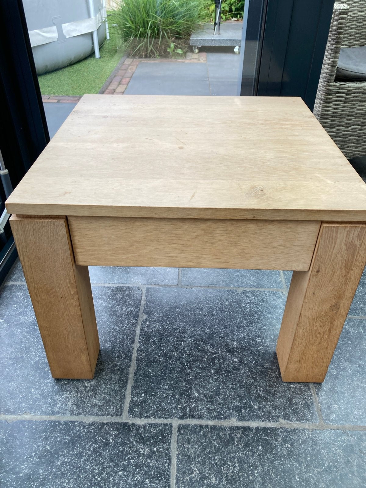 Massief eiken bijzettafel met lade, Huis en Inrichting, Tafels | Bijzettafels, Vierkant, 55 tot 75 cm, Zo goed als nieuw, Hout