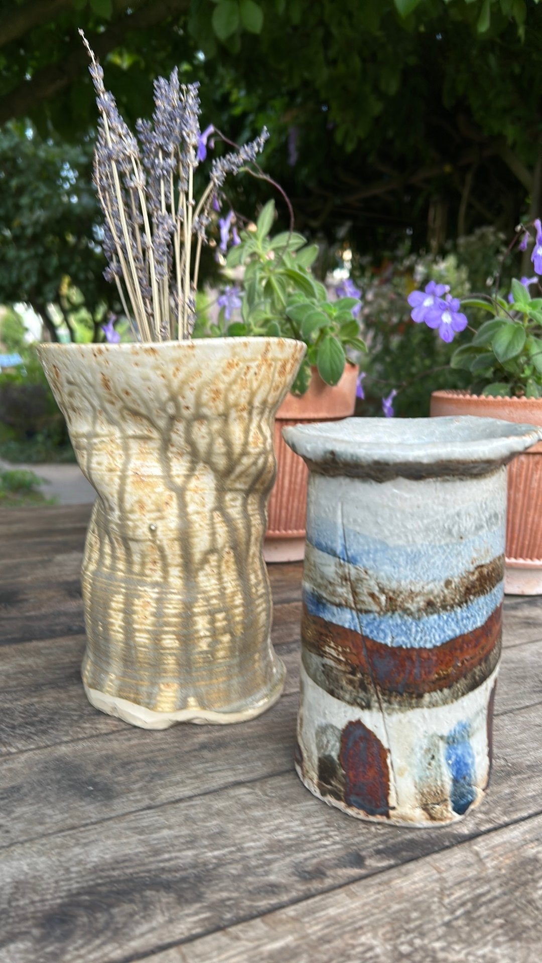 2 organische tactiele studio pottery keramiek vazen, Ophalen of Verzenden, Zo goed als nieuw