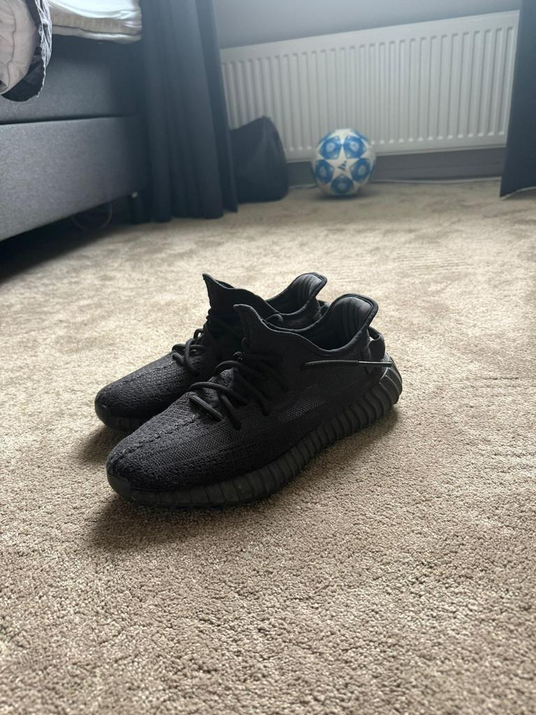 Adidas Yeezy Boost 350 V2 Black – Maat 42 2/3, Ophalen of Verzenden, Zo goed als nieuw, Zwart