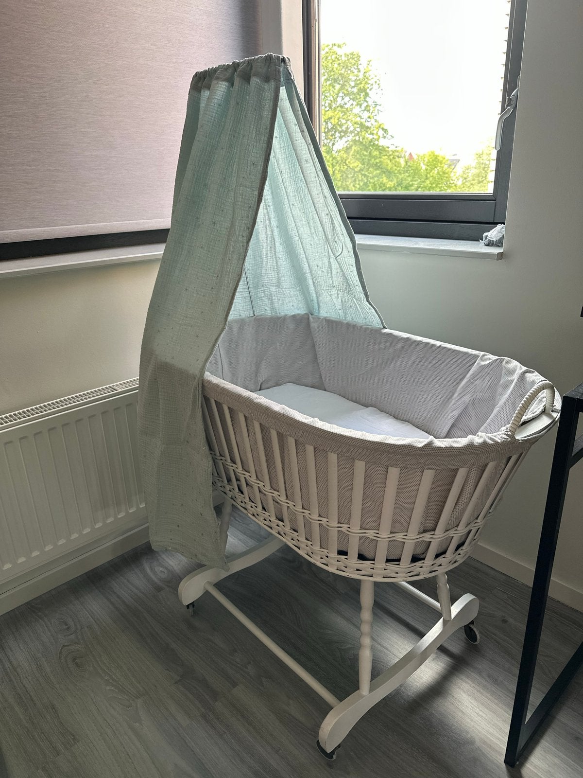 Witte rotan wieg met hemel en matrasje, Kinderen en Baby's, Babywiegjes en Ledikanten, Ophalen, Gebruikt, Wieg