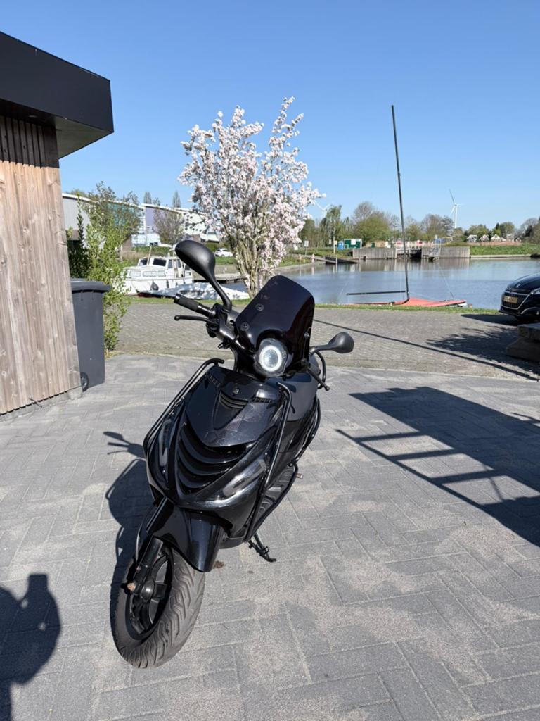 Mooie Piaggio zip 4t 50cc, Fietsen en Brommers, Scooters | Piaggio, Ophalen, Zo goed als nieuw, Benzine, Zip