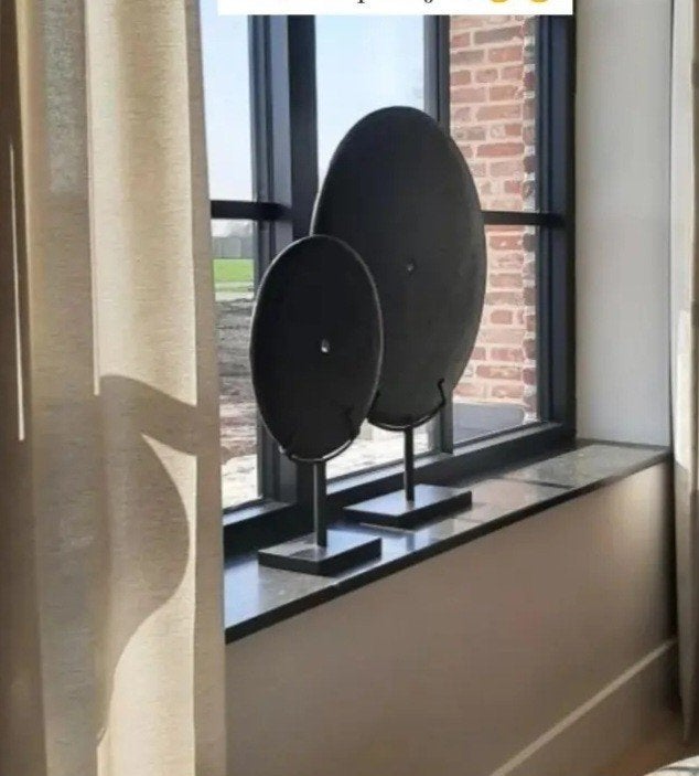 Ornamenten van steen op voet molensteen, Huis en Inrichting, Ophalen, Zo goed als nieuw