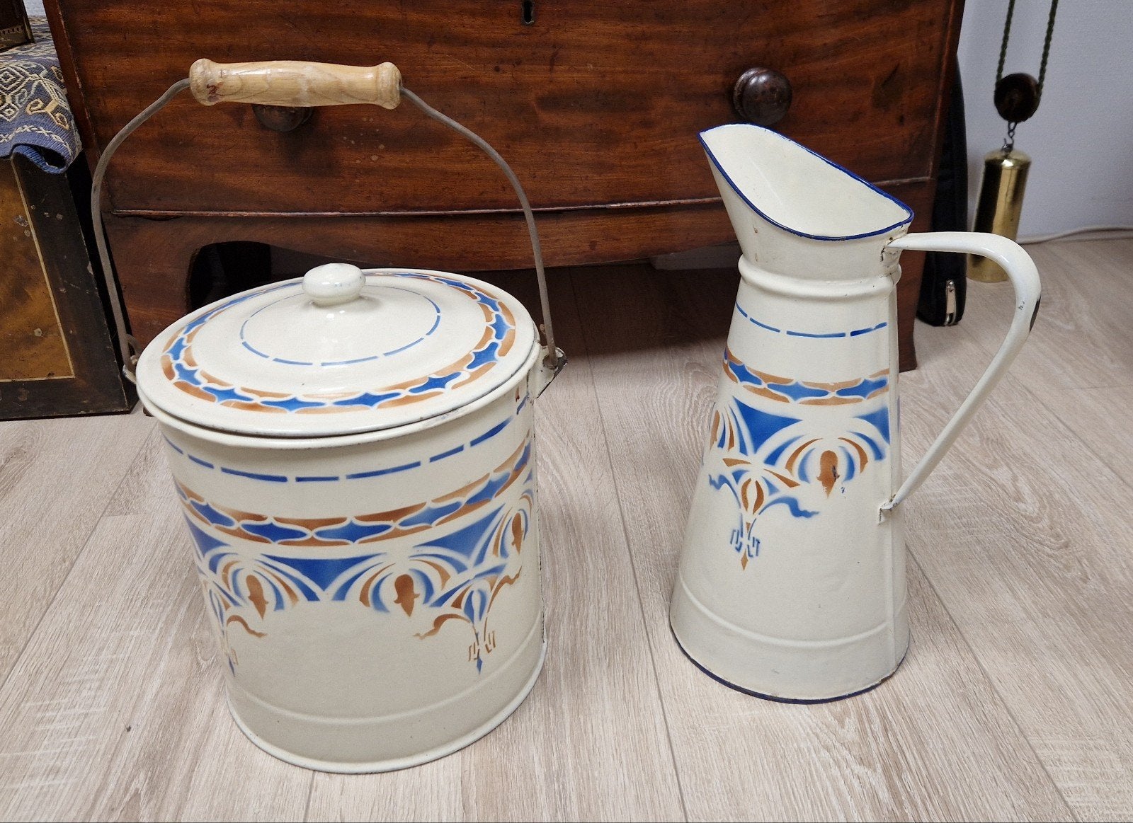 Vintage geëmailleerde emmer en kan met Art Nouveau decoratie, Ophalen of Verzenden