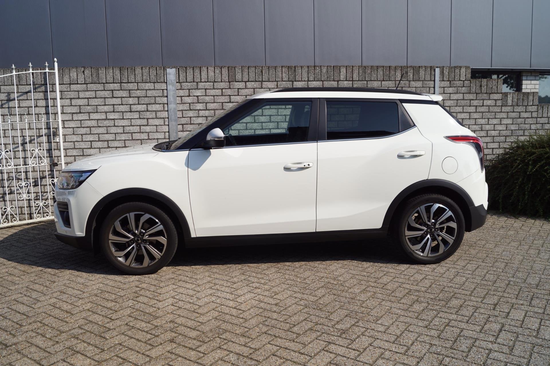 SsangYong Tivoli 1.5 T-GDI 2WD Quartz 163PK Navi Camera Half, Auto's, SsangYong, Voorwielaandrijving, Dealer onderhouden, Gebruikt