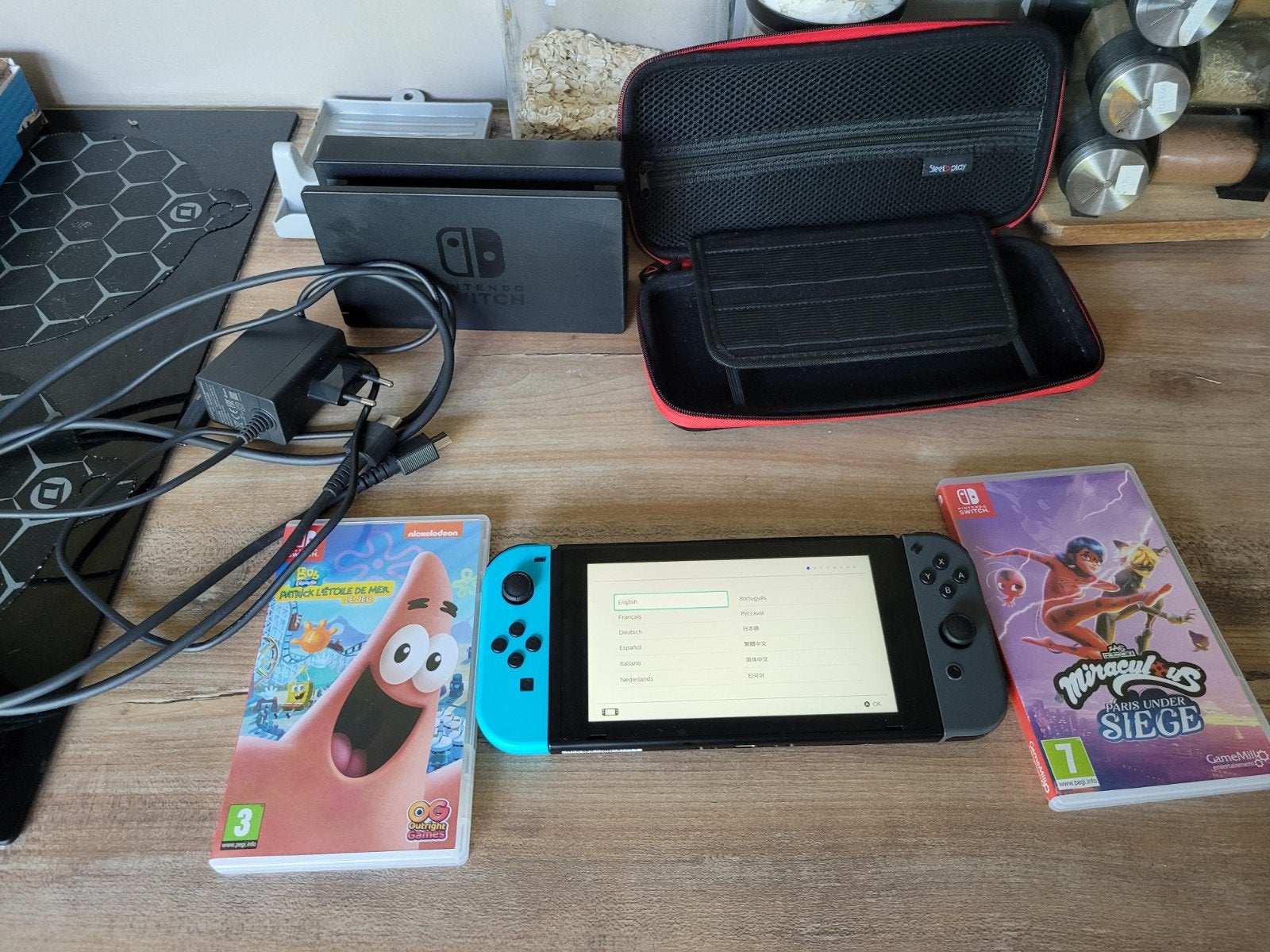 mooie Nintendo Switch met 2 games
hardcase zit erbij, Spelcomputers en Games, Met games, Met 2 controllers, Ophalen of Verzenden