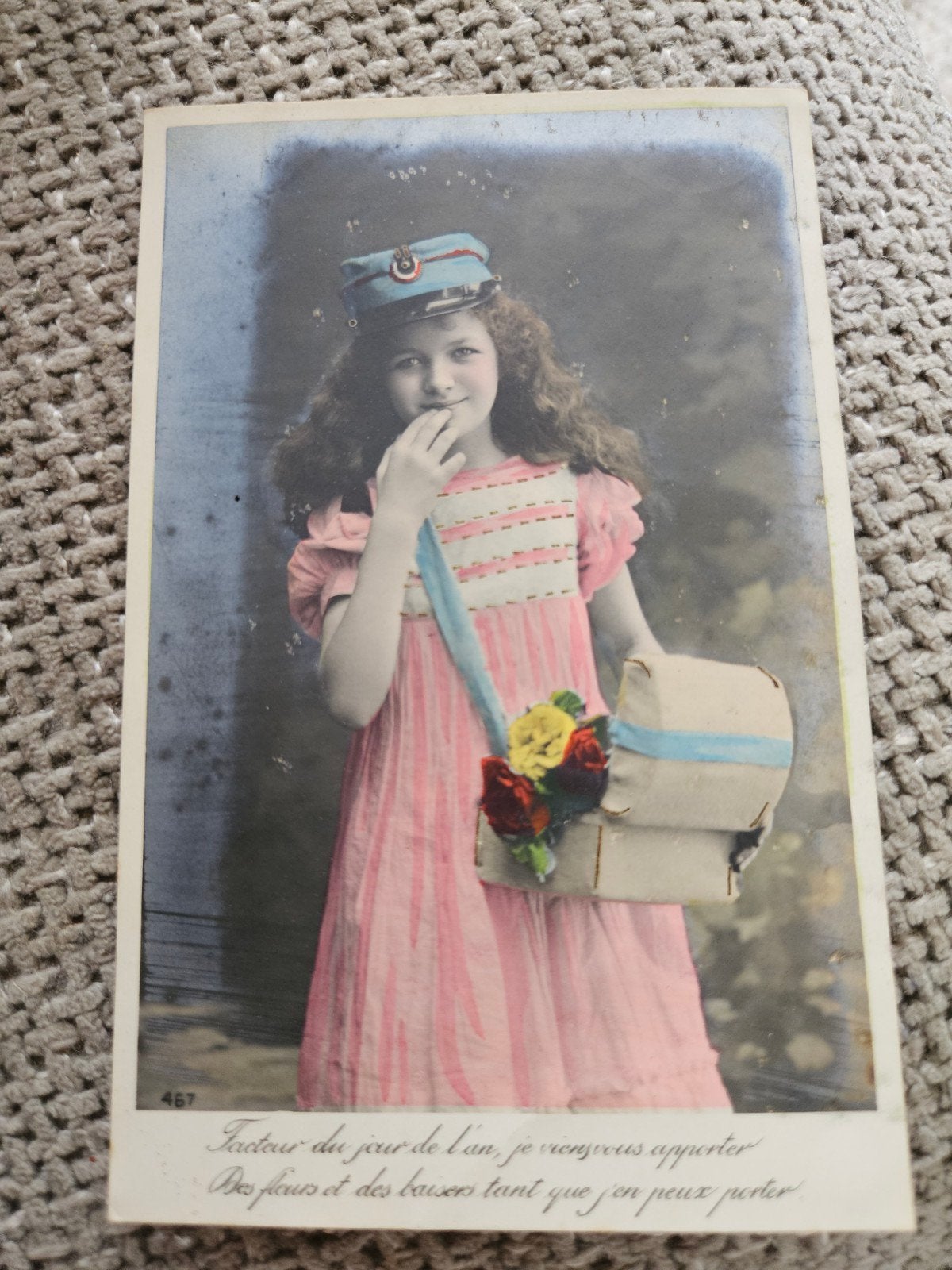 Meisje als postbode, Ophalen of Verzenden, Voor 1920, Gelopen