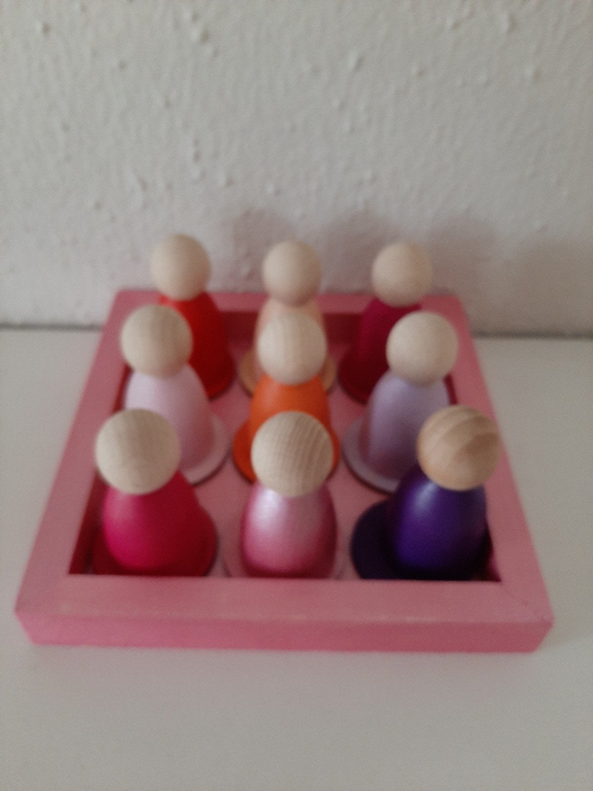 Houten poppetjes - Pegg dolls 9 stuks op tableau, Nieuw, Ophalen of Verzenden, Van hout, Minder dan 10 stukjes