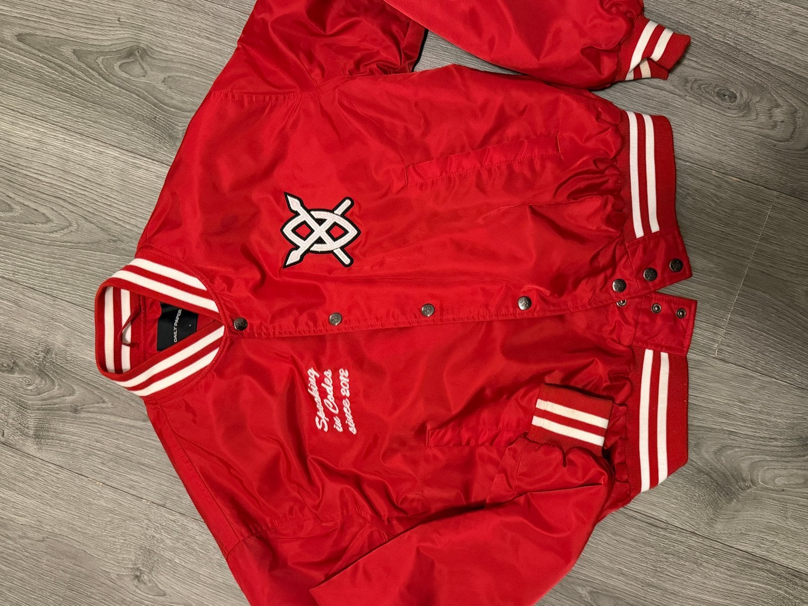 Daily Paper Varsity Jacket Rood Maat S, Ophalen of Verzenden, Zo goed als nieuw, Maat 36 (S), Rood