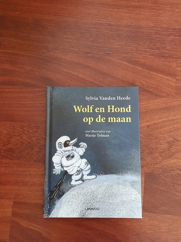 Wolf en Hond op de maan  van Sylvia Vanden Heede, Ophalen of Verzenden, Zo goed als nieuw, Fictie algemeen