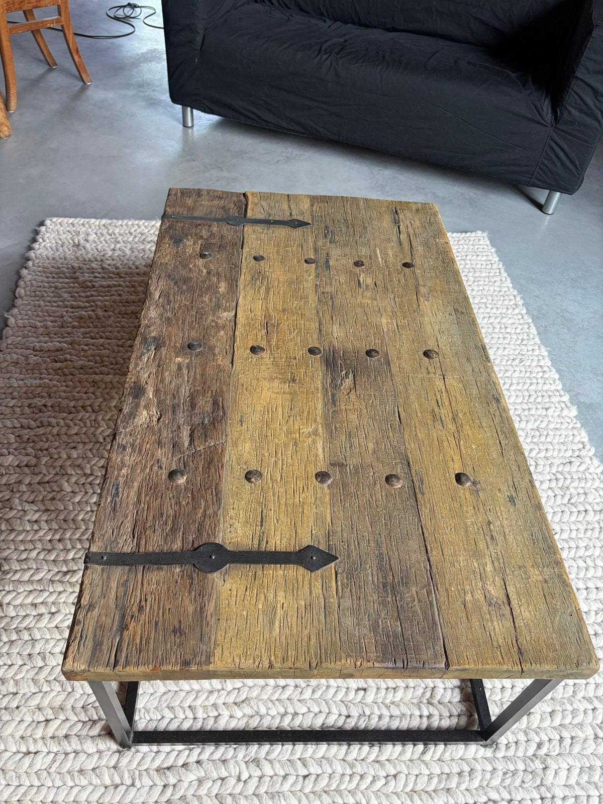 Foto 3 van Robuuste salontafel van oud hout en metaal