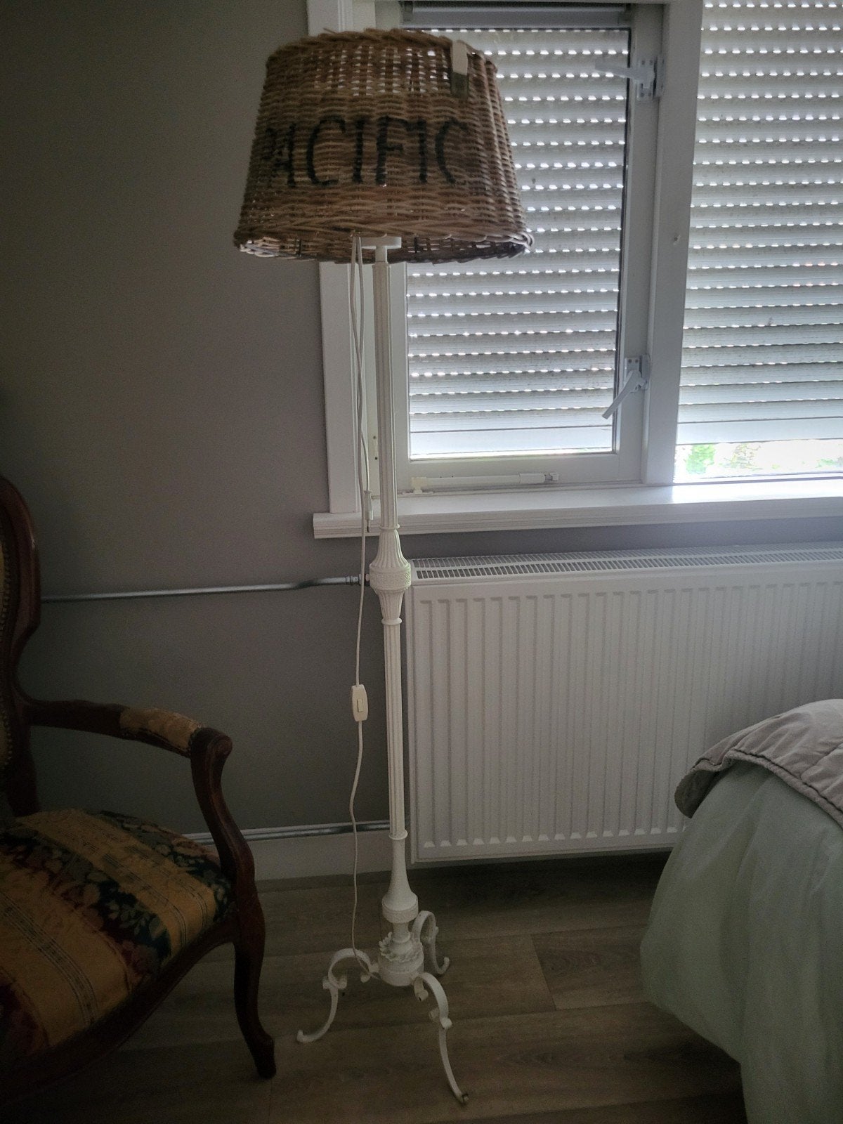 Vintage staande lamp met rieten Rivièra Maison kap, Huis en Inrichting, Lampen | Vloerlampen, Ophalen, Gebruikt, Vintage, Klassiek