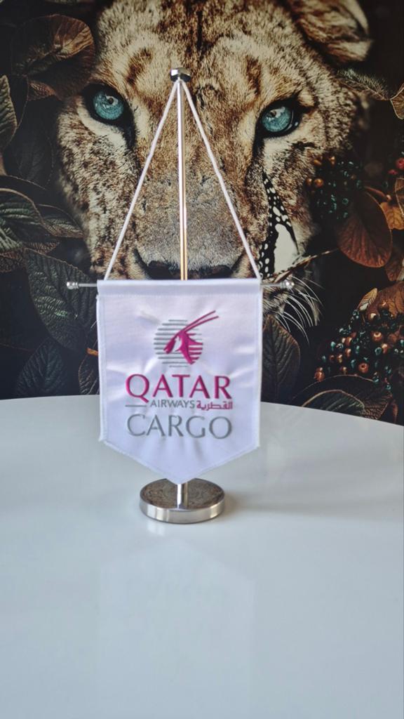 Qatar Airways Cargo bureauvlaggetje, Ophalen of Verzenden, Schaalmodel