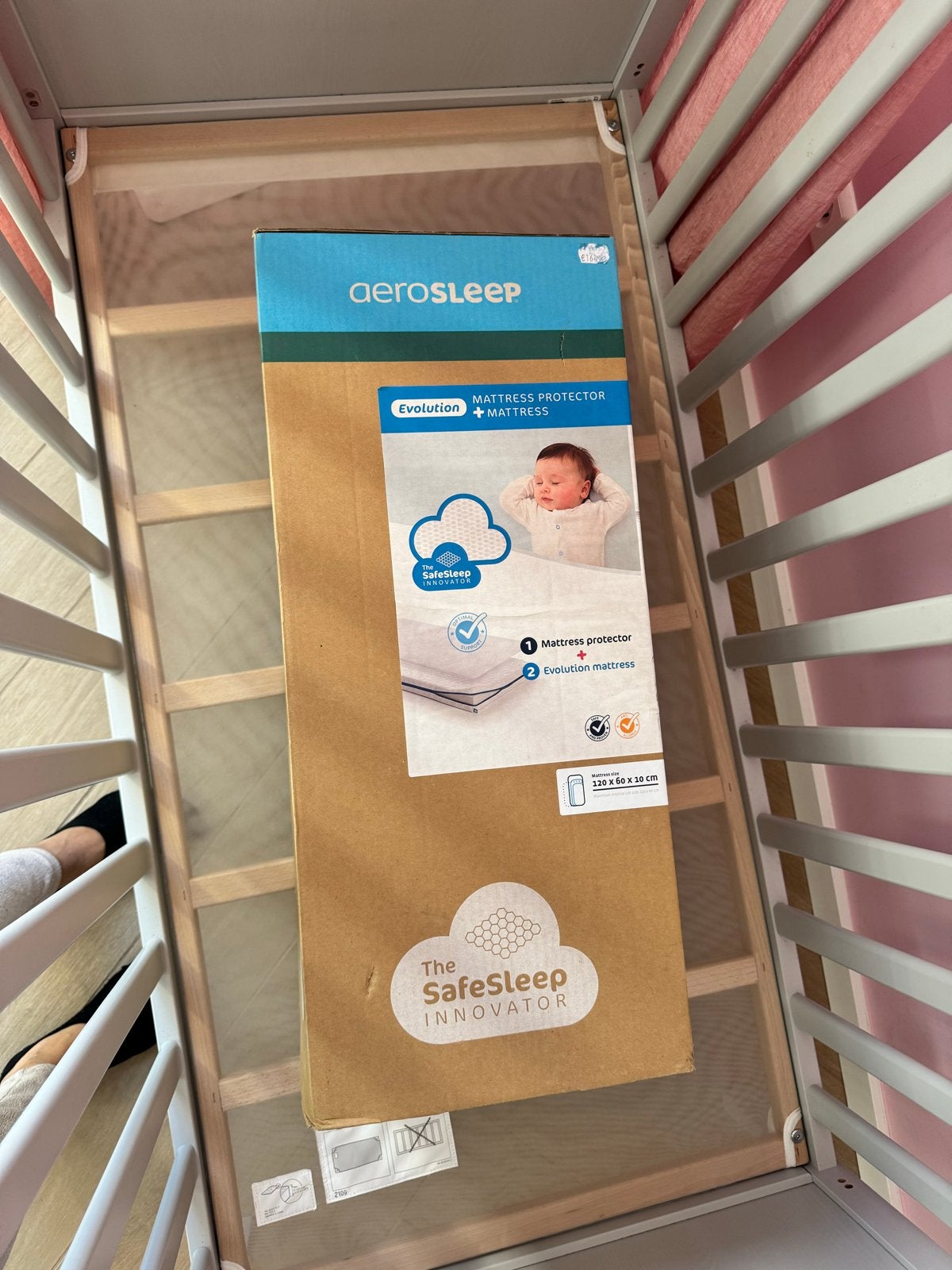 Ledikant met matras en matrasbeschermer van Aerosleep, Ophalen, Zo goed als nieuw, Ledikant