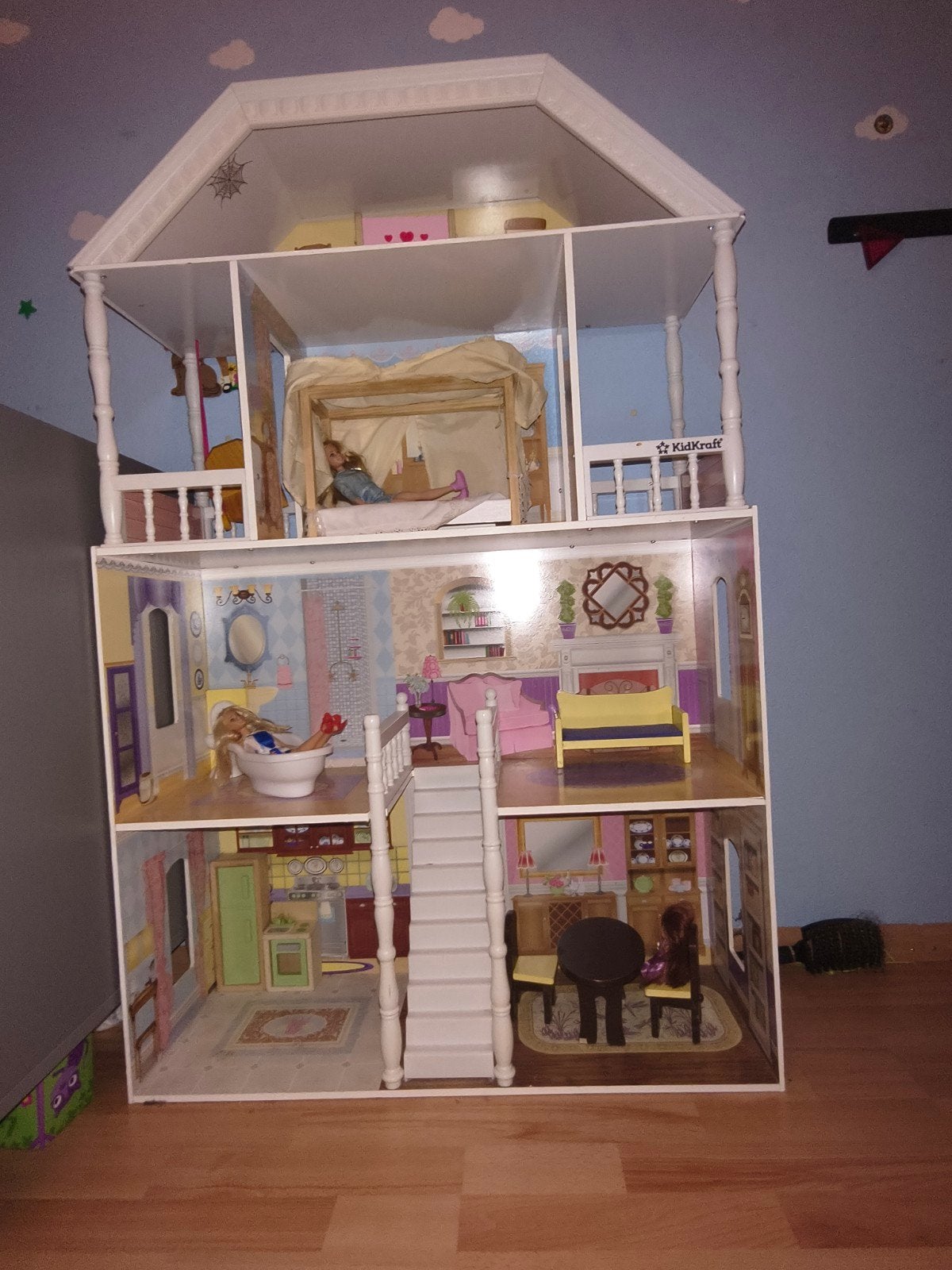 Groot KidKraft Poppenhuis met Meubels en 3 Barbies, Ophalen, Gebruikt, Poppenhuis