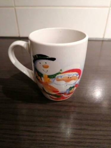 2 verschillende kerstmokken, Ophalen of Verzenden, Zo goed als nieuw, Overige stijlen, Kop(pen) en/of Schotel(s)