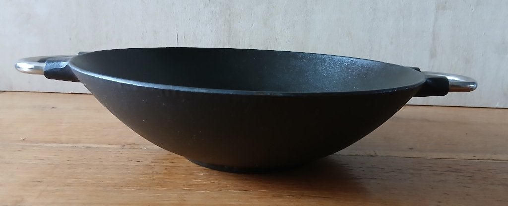 Gietijzeren wok, merk BODUM met rvs handgrepen, vlakke bodem, Gebruikt, Gietijzer, Met handvatten, Ophalen of Verzenden