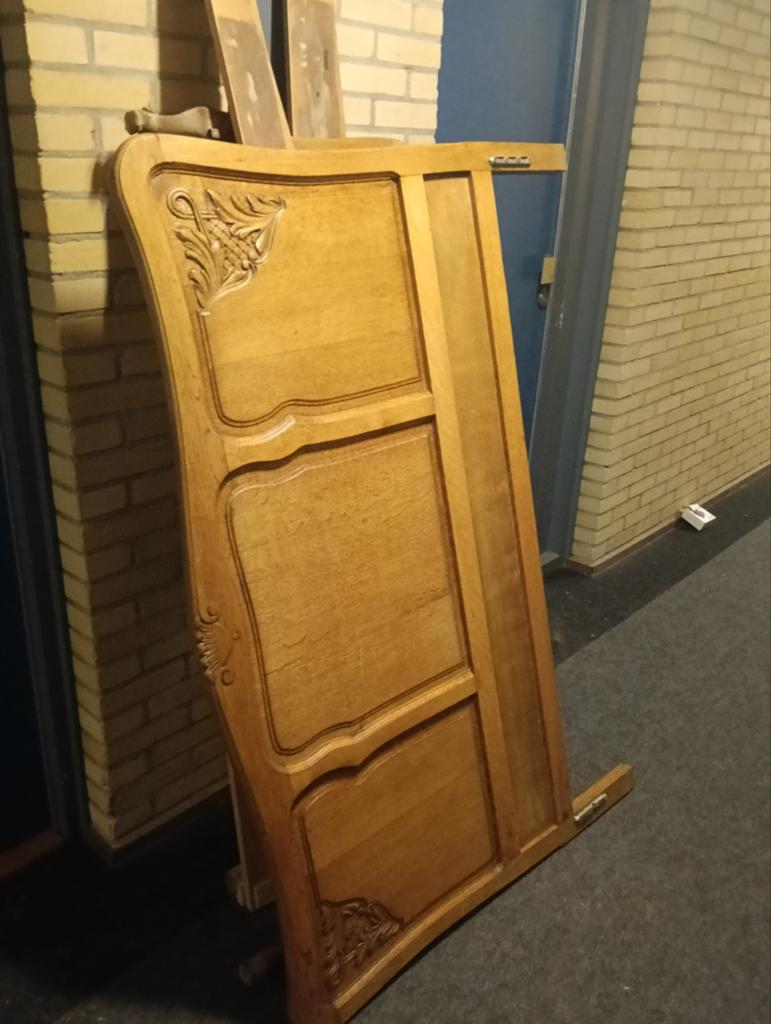 Antiek houten bedframe met houtsnijwerk 150 bij 200, Ophalen