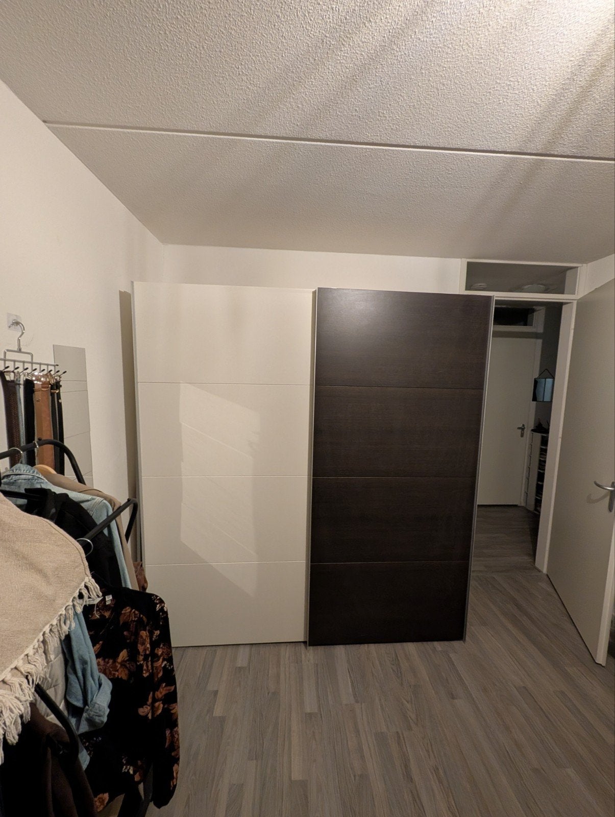 Moderne kledingkast met schuifdeuren, Huis en Inrichting, Ophalen, Gebruikt, 100 tot 150 cm, 200 cm of meer