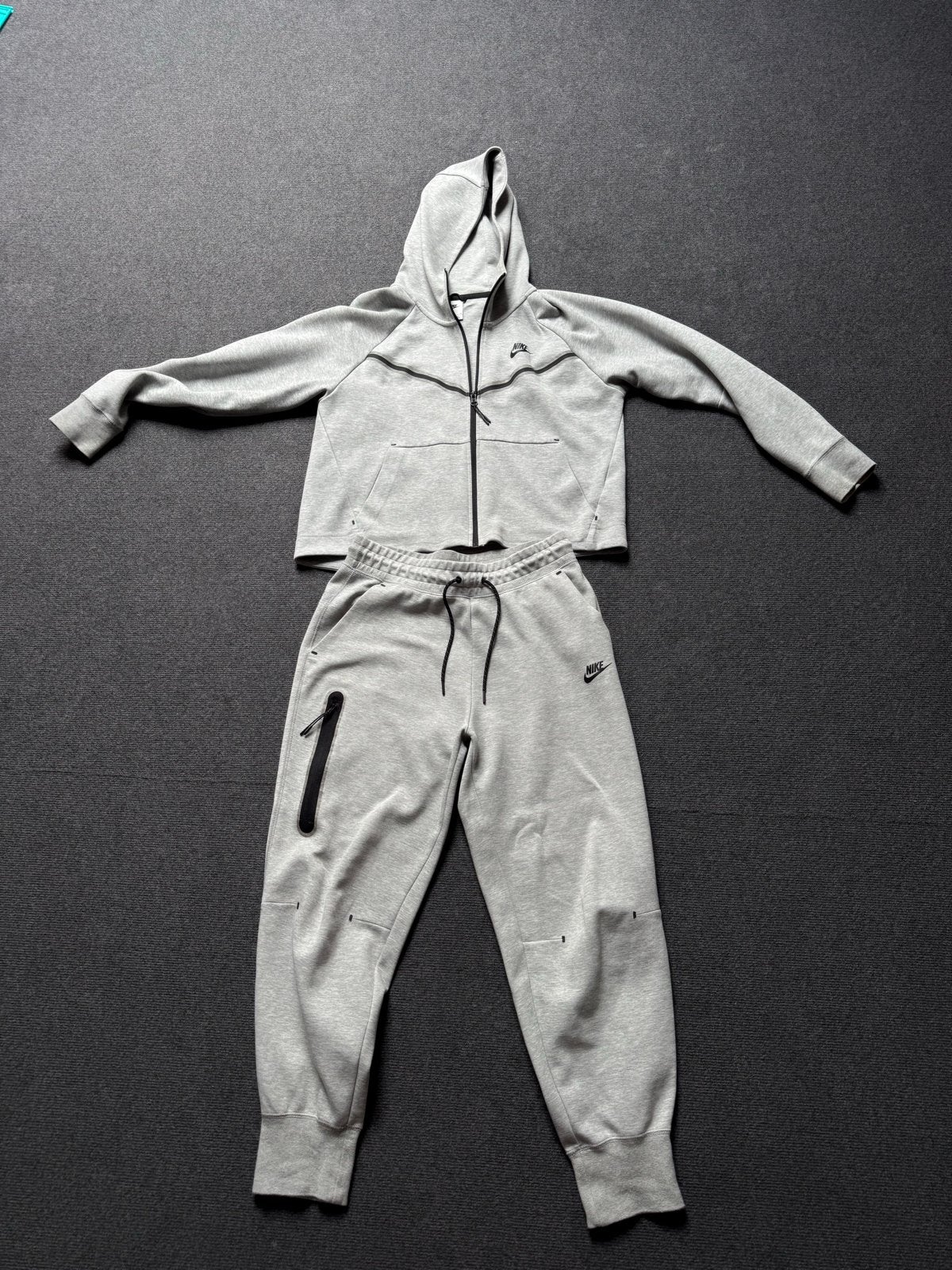 Nike Tech Fleece Trainingspak Grijs Maat M, Kleding | Dames, Maat 38/40 (M), Ophalen of Verzenden, Grijs, Fitness of Aerobics