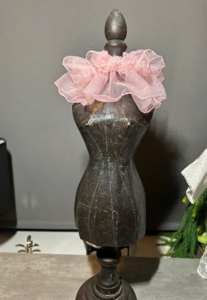 Papier-mache hoge toonbank paspop, roze pierrot kraag 55 cm, Ophalen of Verzenden