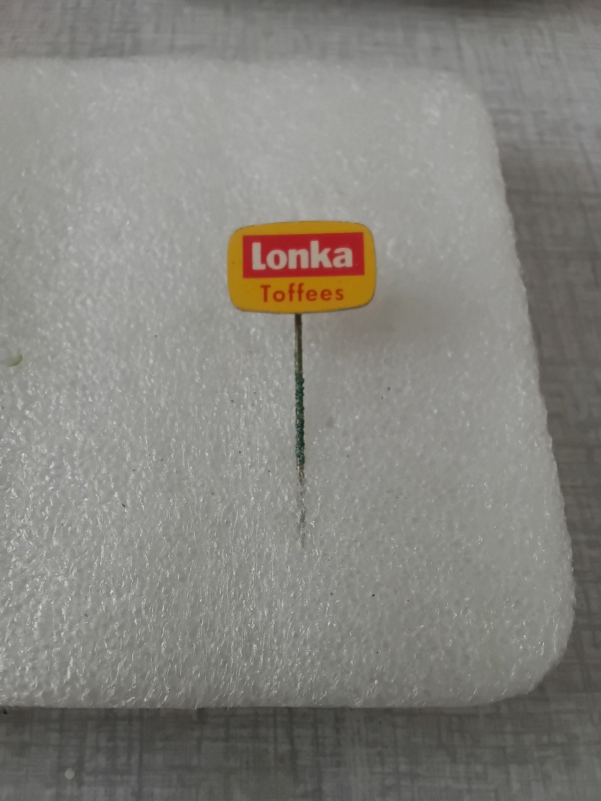 Speldje van Lonka Toffees,Roosengaalx̌, Ophalen of Verzenden, Merk, Speldje of Pin