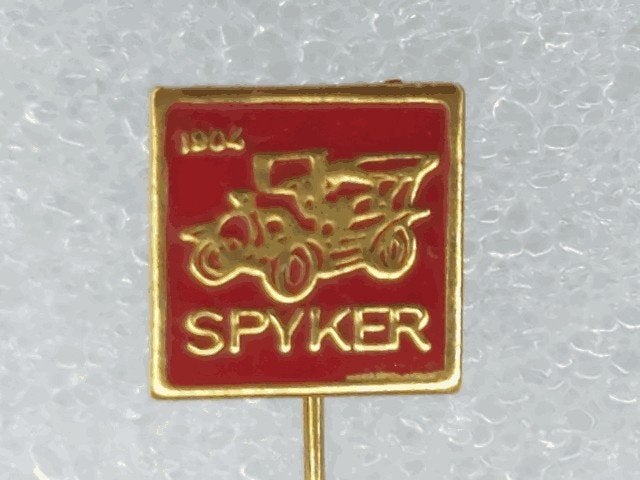 SP2145 Speldje 1904 Spyker rood, Verzamelen, Ophalen of Verzenden, Gebruikt, Overige onderwerpen