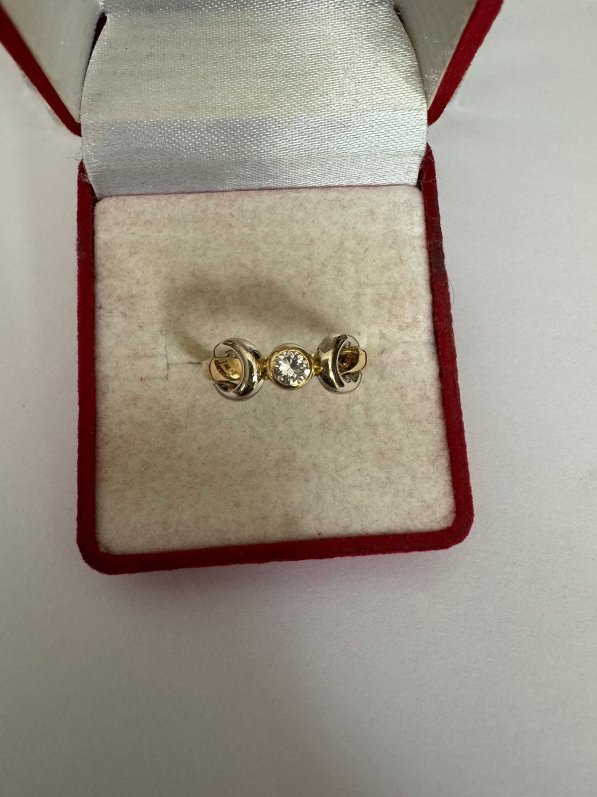 18 KRT.BICOLOR SOLITAIR RING MET DIAMANT VAN 0,12 CT, Sieraden, Tassen en Uiterlijk, Ringen, Geel, Ophalen of Verzenden, Zo goed als nieuw