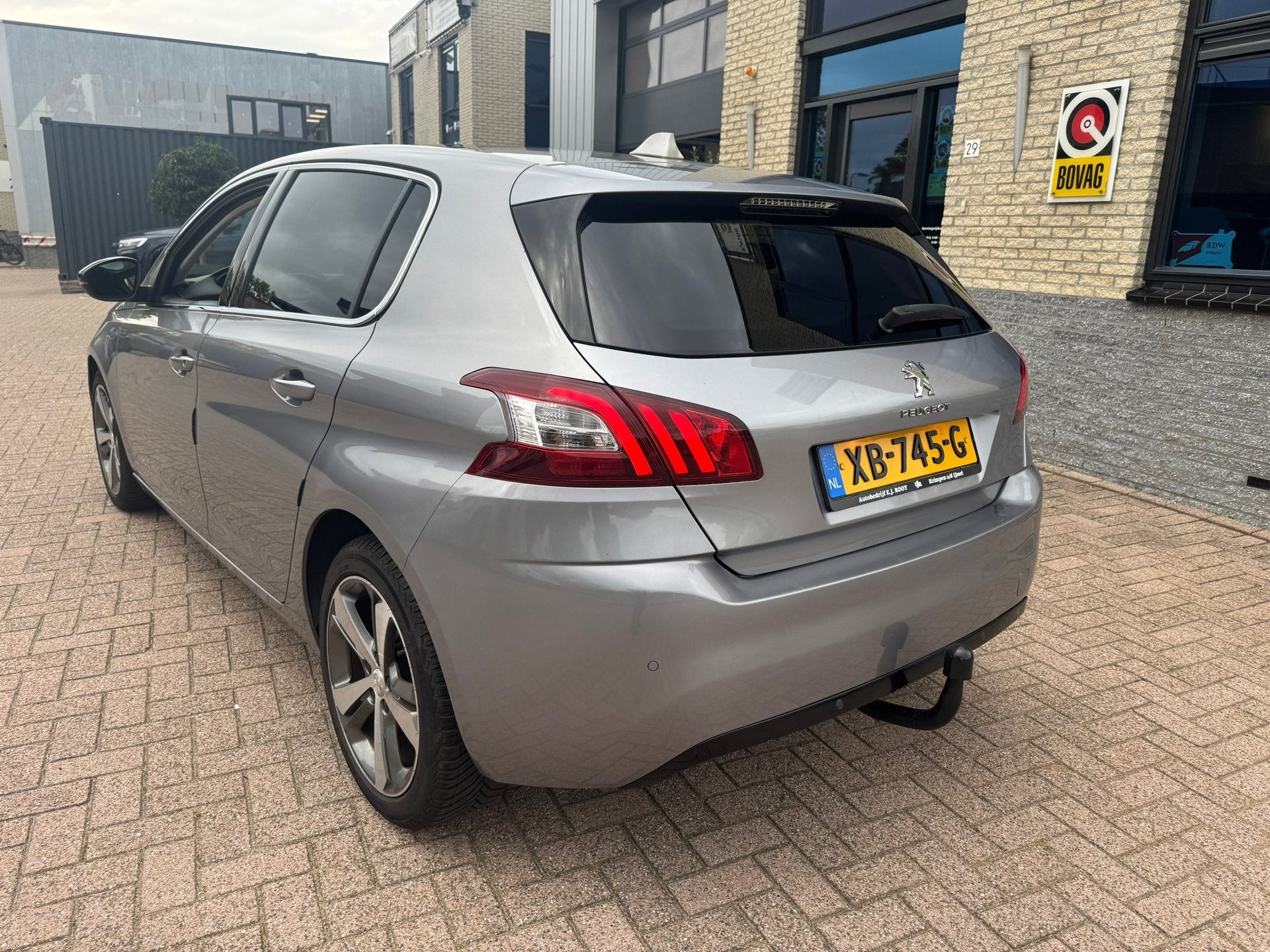 Peugeot 308 1.2 PureTech Allure- panodak-trekhaak- automaat, Auto's, Dealer onderhouden, Gebruikt, Euro 6, 1199 cc