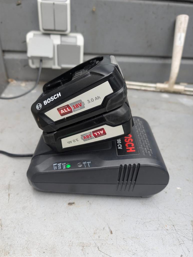 Bosch accus 18v 3.0ah 2x met oplader, Ophalen of Verzenden, Gebruikt