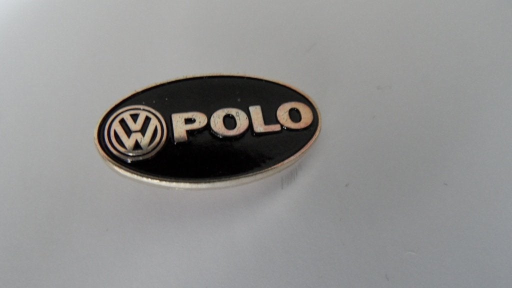 VW Polo autospeld, geëmailleerd, Verzamelen, Verzenden, Gebruikt, Merk, Speldje of Pin