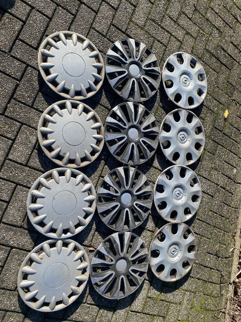 Set: 4 winterbanden (165/65/R15) op stalen velg + wieldoppen, Gebruikt, 15 inch, Band(en), Winterbanden