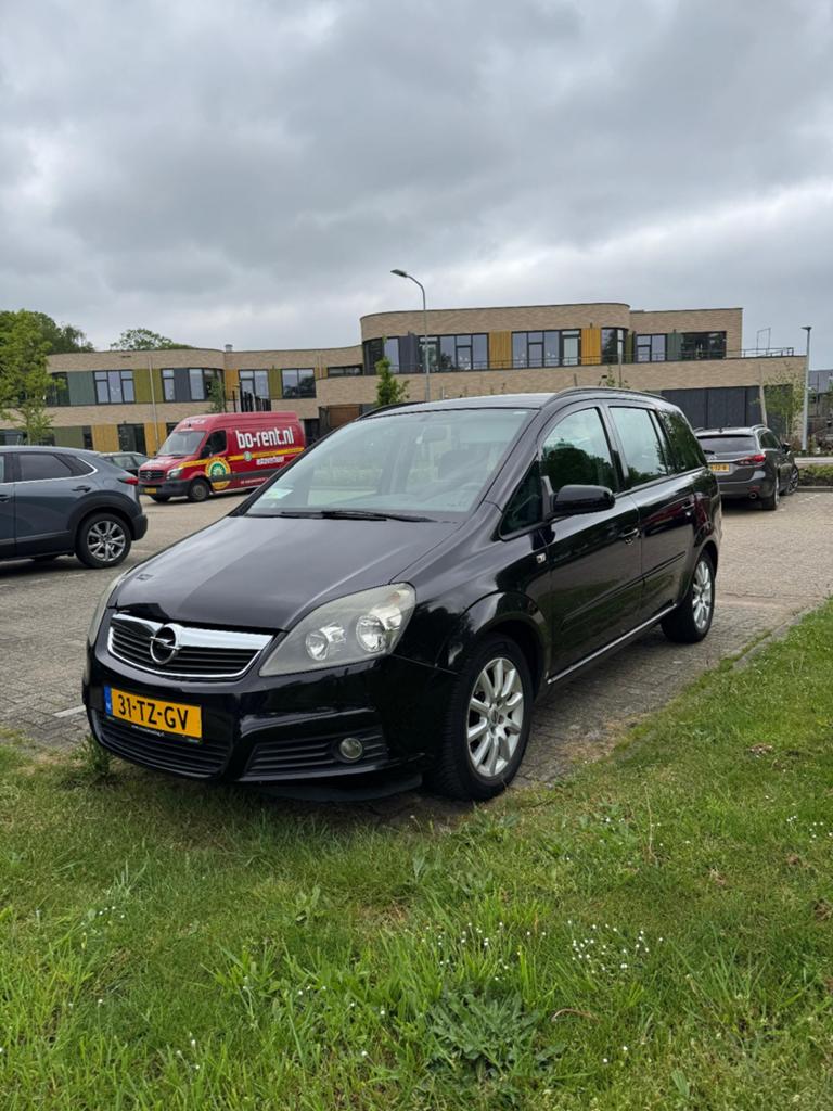 Opel Zafira 1.6 16V Euro4 2007 Zwart, Auto's, Voorwielaandrijving, 4 cilinders, 7 stoelen, Zwart