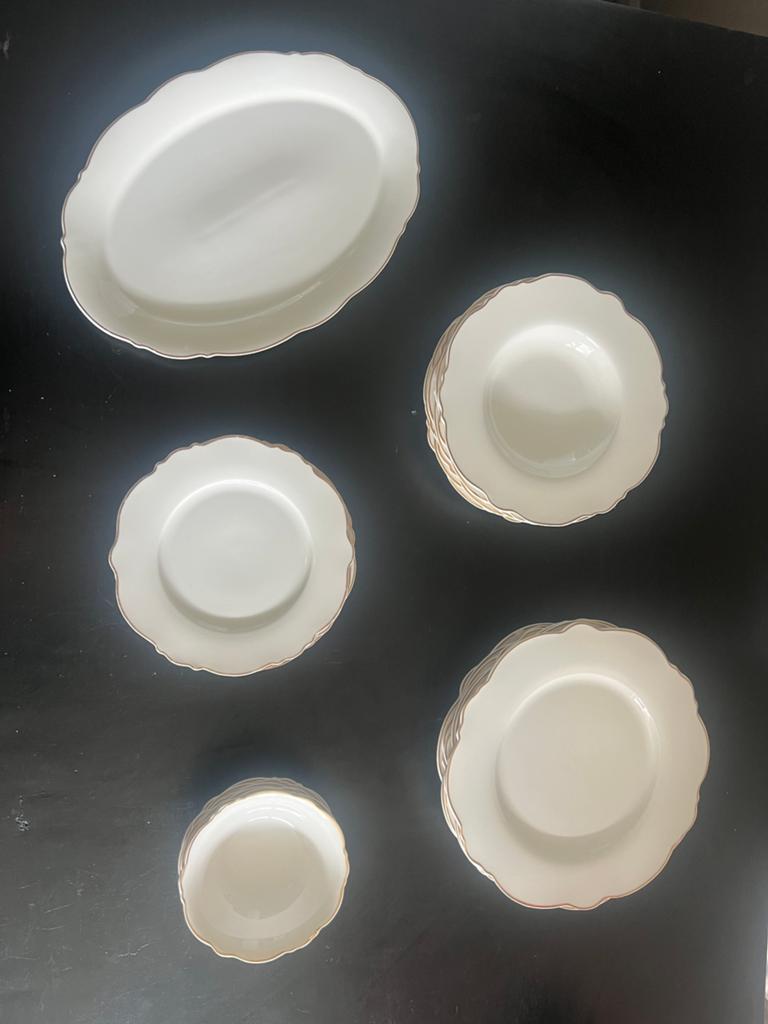 Servies set met goud randje., Ophalen of Verzenden, Zo goed als nieuw, Overige materialen, Pannenset