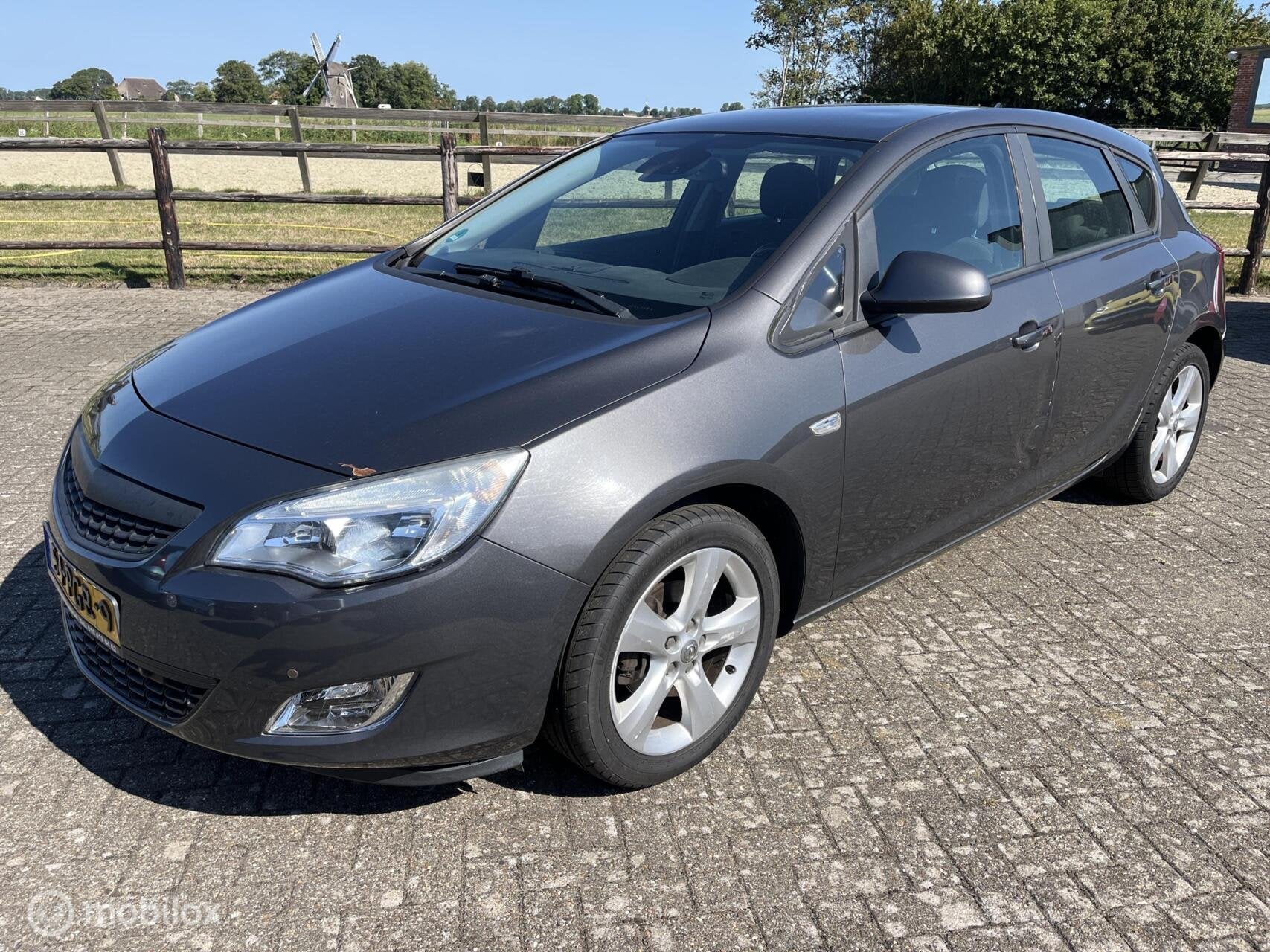 Opel Astra 1.4 Edition schade ! rijd goed, Voorwielaandrijving, Euro 5, 101 pk, Gebruikt