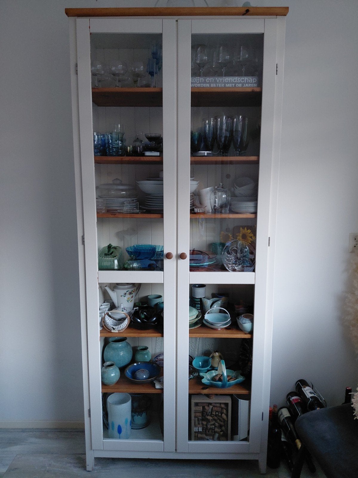 Witte vitrinekast met glazen deuren en houten planken, Ophalen, 200 cm of meer, Overige houtsoorten, 50 tot 100 cm