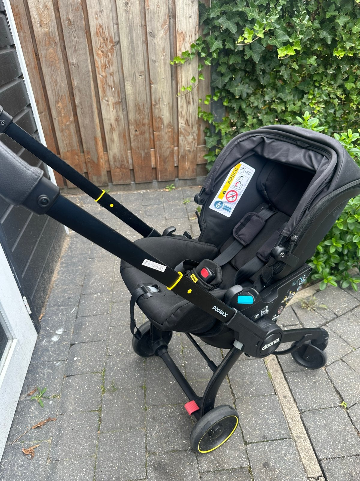 Doona X autostoel met geïntegreerde kinderwagen en reistas, Autogordel of Isofix, Zo goed als nieuw, 0 t/m 13 kg, Ophalen