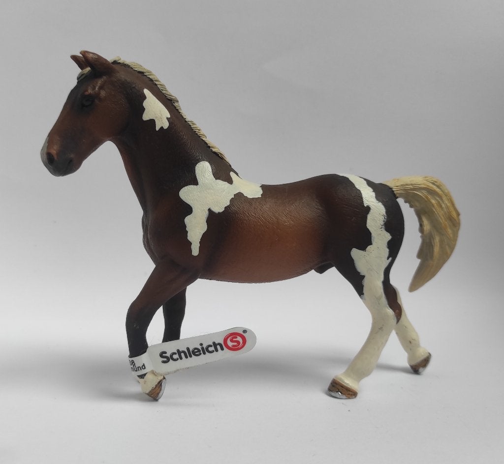 Schleich Trakehner Hengst (met vaantje), Verzenden, Zo goed als nieuw, Paard, Beeldje of Figuurtje