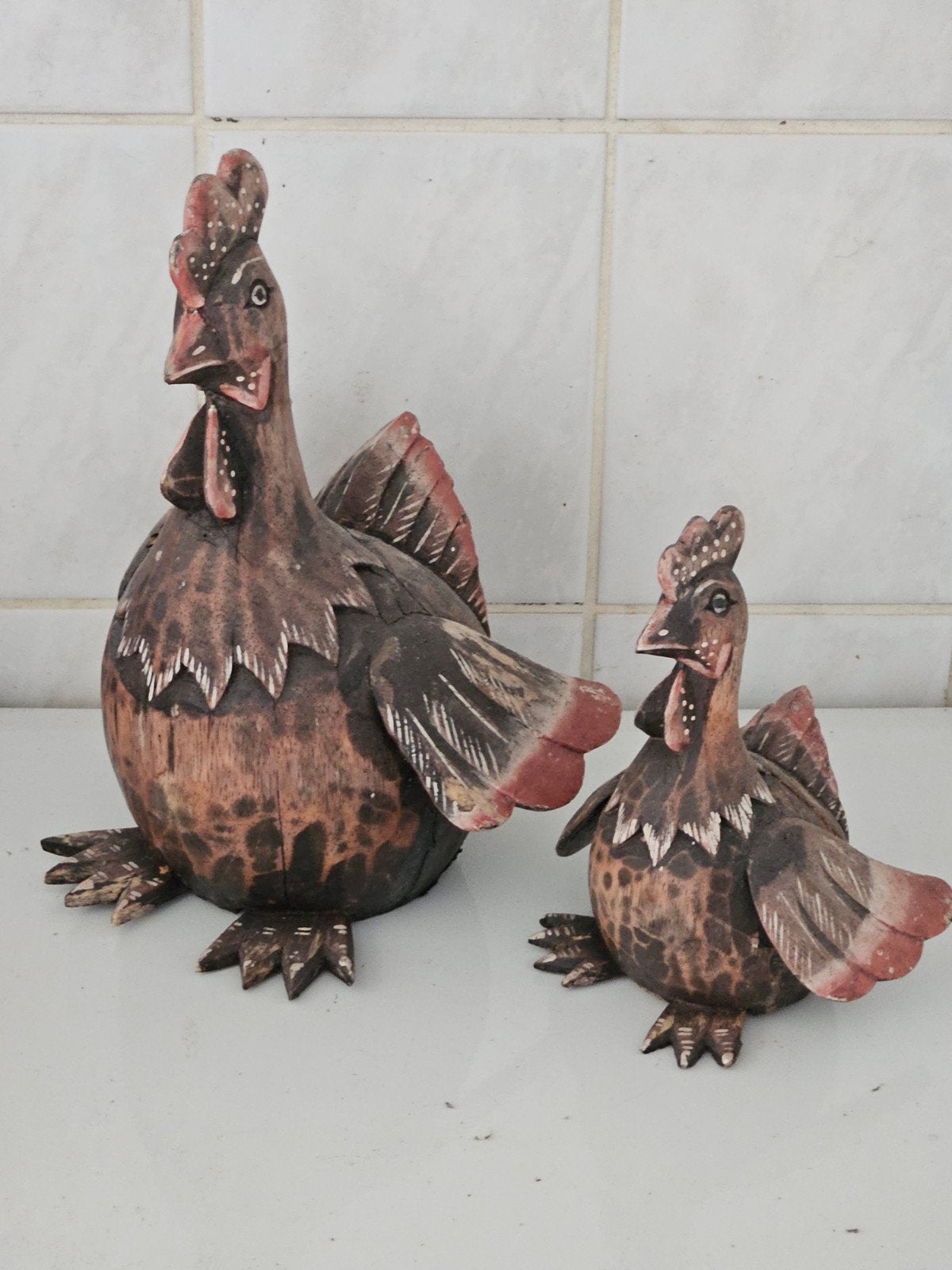 Set van 2 handgesneden houten kippen, 19 en 29 cm hoog, Ophalen