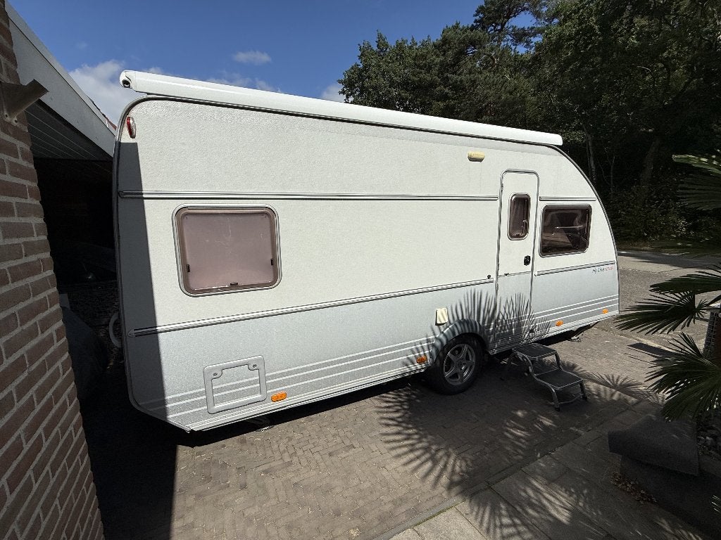 Kip Hyline 50HYB uit 2004 (wintercaravan met CV-installatie), Caravans en Kamperen, Omvormbare zithoek, Rondzit, Kip, Schokbreker