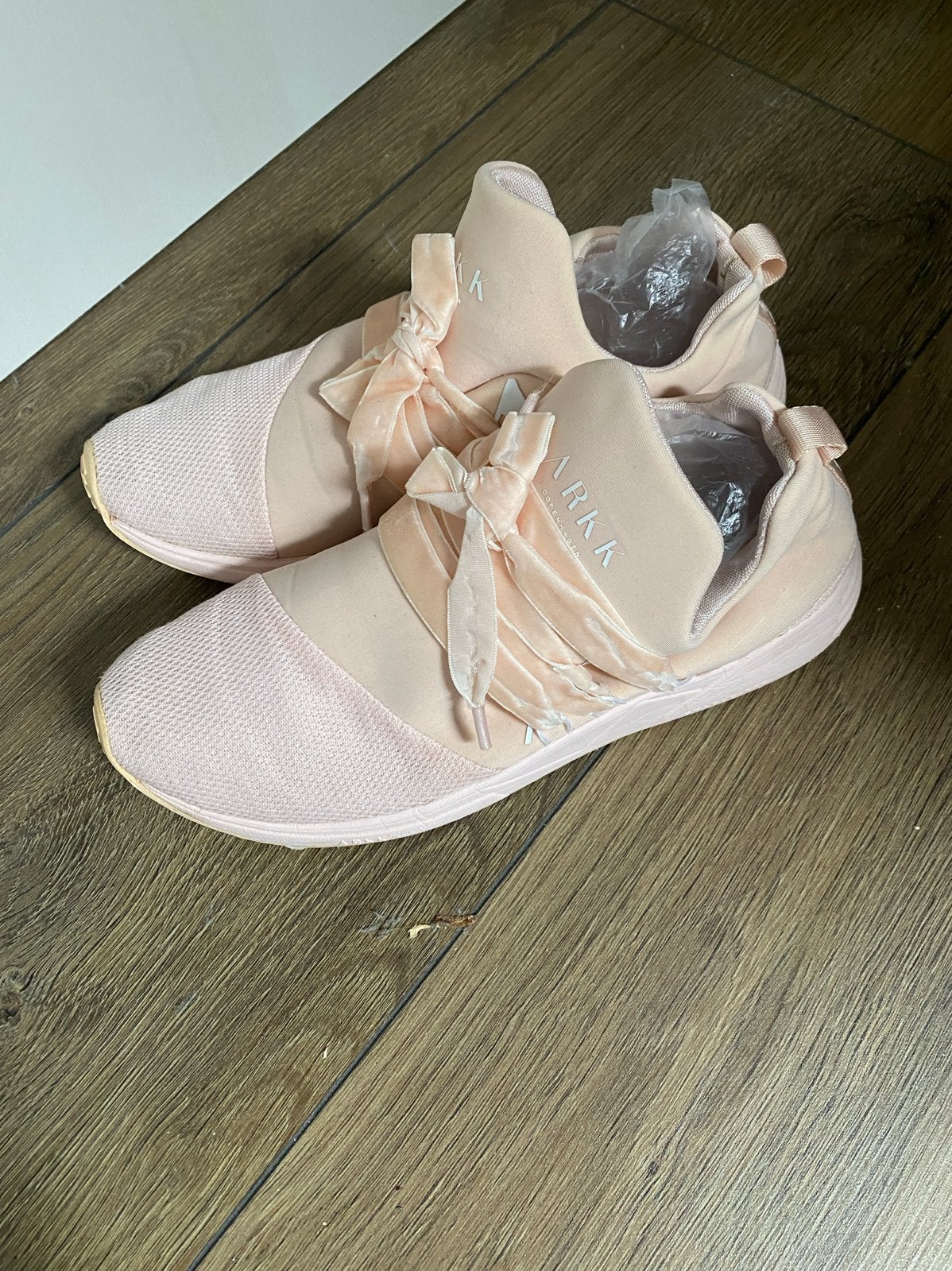 Arkk sneakers mt.40 zalmkleur, Kleding | Dames, Ophalen of Verzenden, Sneakers of Gympen, Roze, Gedragen
