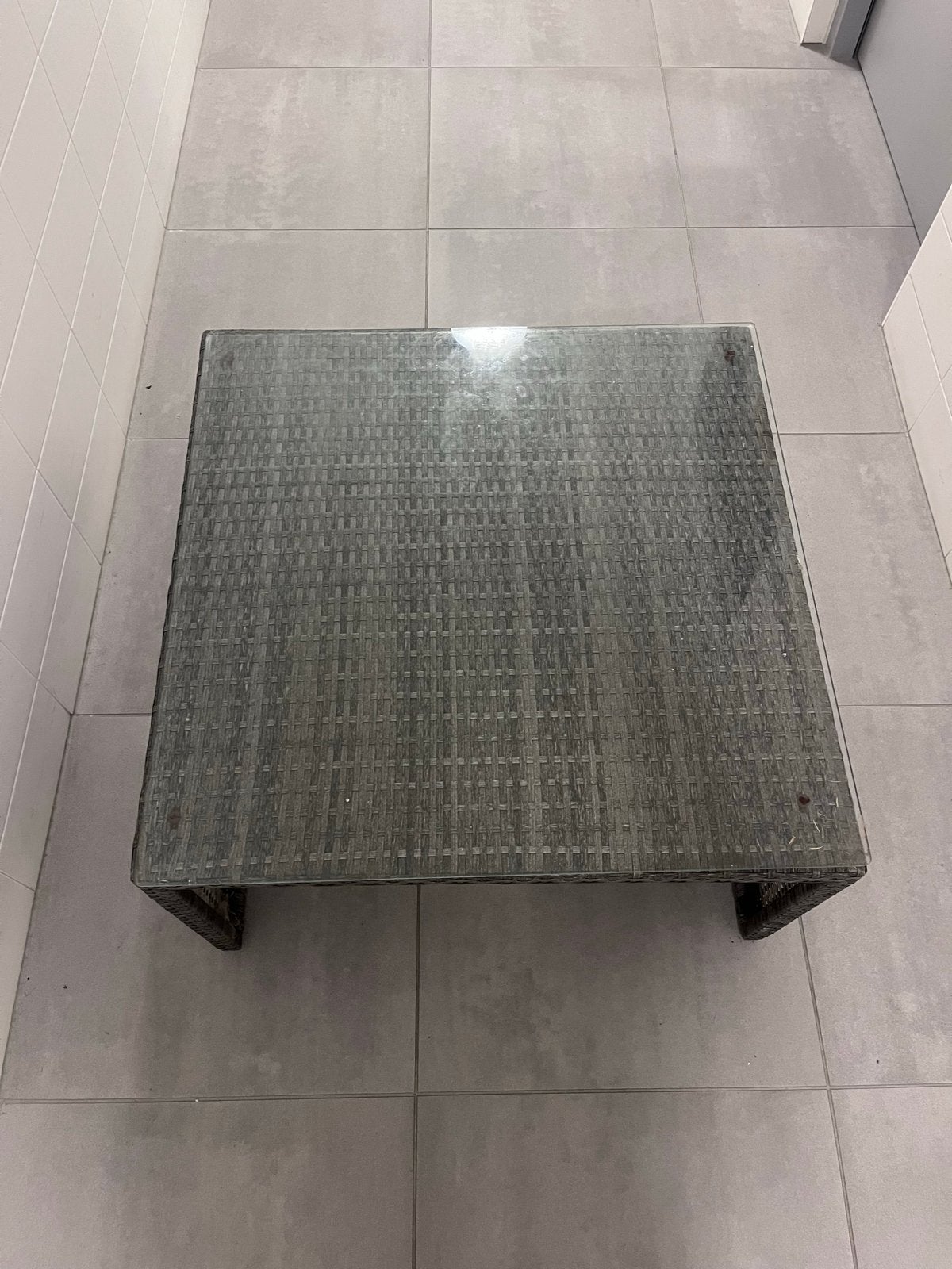Wicker tuintafel met glazen blad, Ophalen of Verzenden, Gebruikt, Vierkant, Wicker