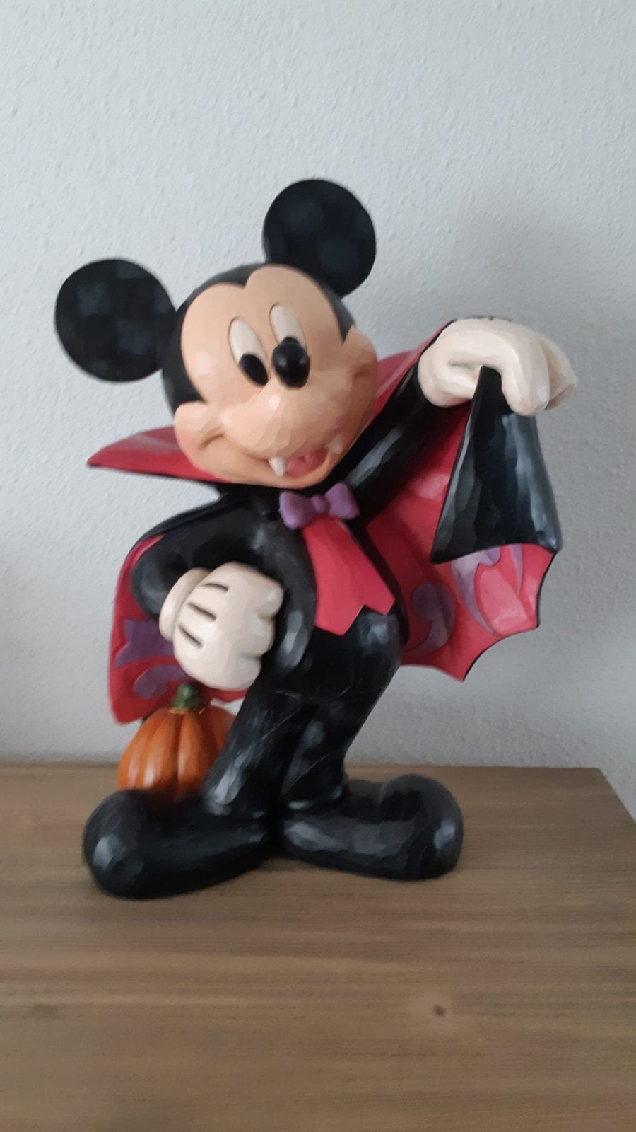 Disney Traditions Halloween Mickey Vampier bigfig, Ophalen of Verzenden, Mickey Mouse, Zo goed als nieuw, Beeldje of Figuurtje