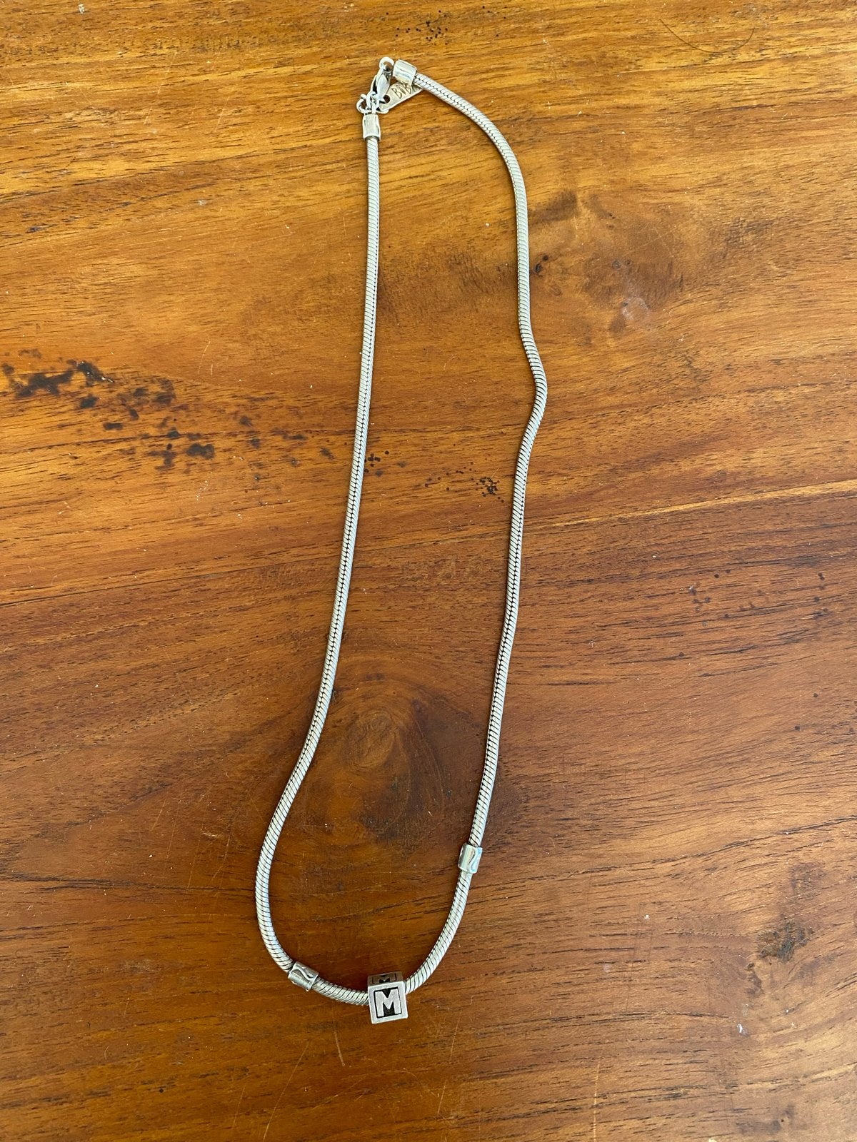 Pandora-achtige ketting met M-hanger, Gebruikt, Ophalen of Verzenden, Zilver, Overige materialen