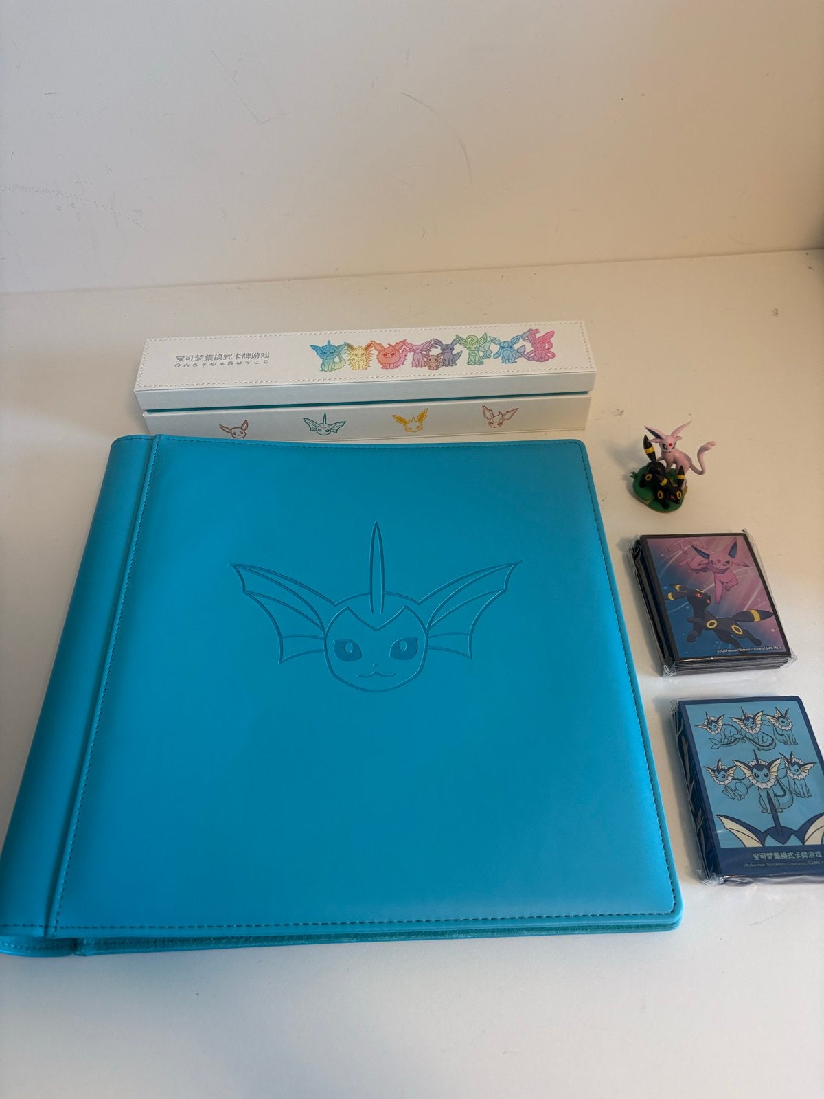 Pokemon TCG Eeveelutions Vaporeon Binder & Accessoires, Hobby en Vrije tijd, Verzamelkaartspellen | Pokémon, Ophalen of Verzenden
